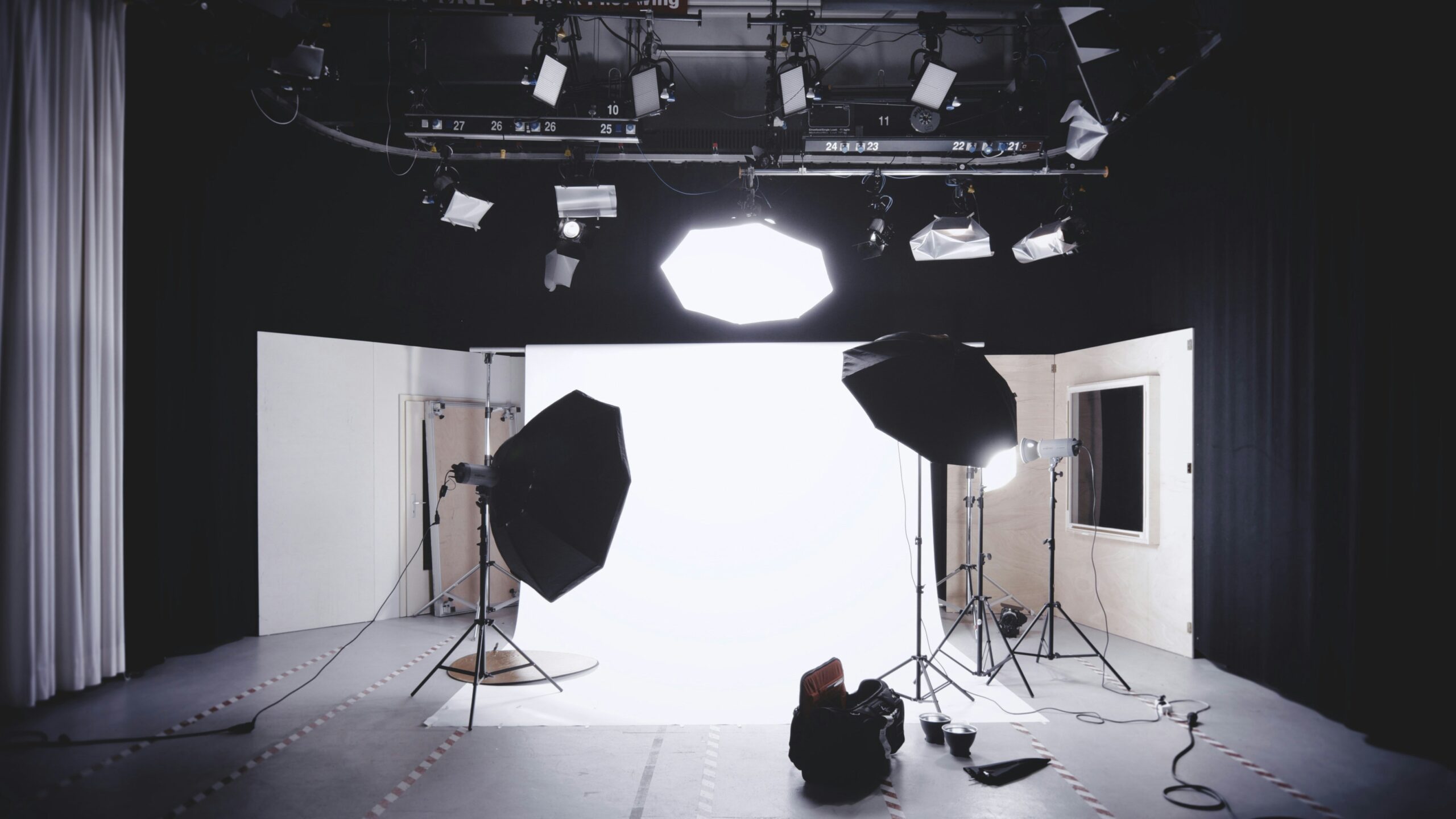 salle de studio comportant plusieures lumières et un fond blanc