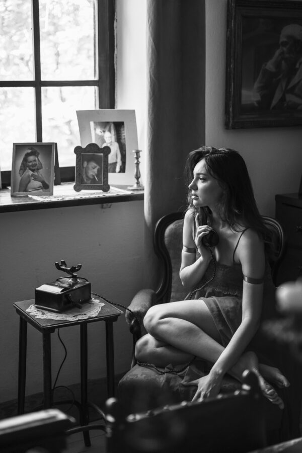 Comme une scène de film ancien, dans un décor qui rappelle le siècle passé, elle tient un vieux téléphone dans sa main. Une image en noir et blanc, remplie d'émotion. Intense émotion sur cette image qui nous laisse imaginer l'histoire qu'elle nous raconte.