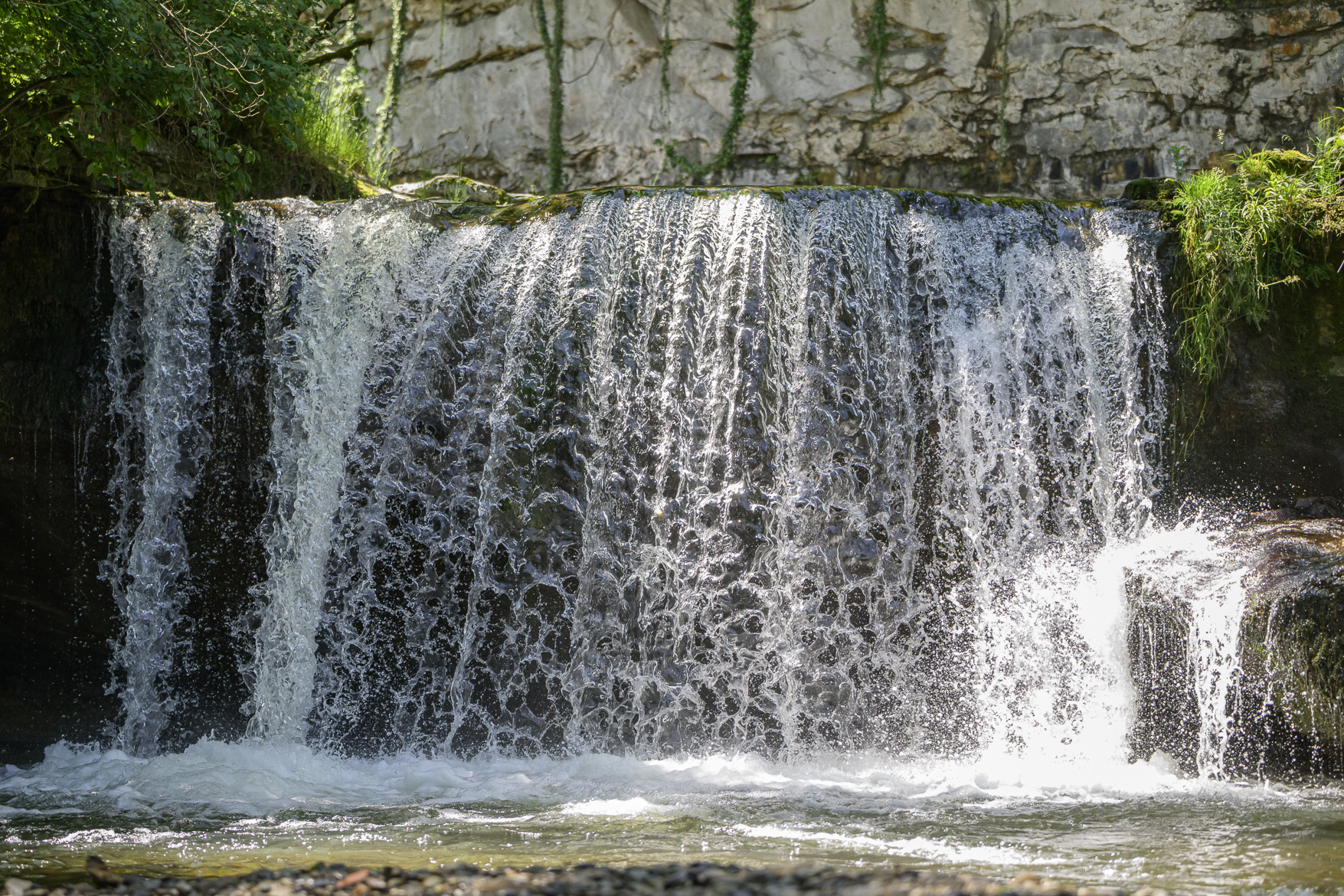 L'eau, la chaleur qui nous invite à plonger dans cette cascade rafraichissante.