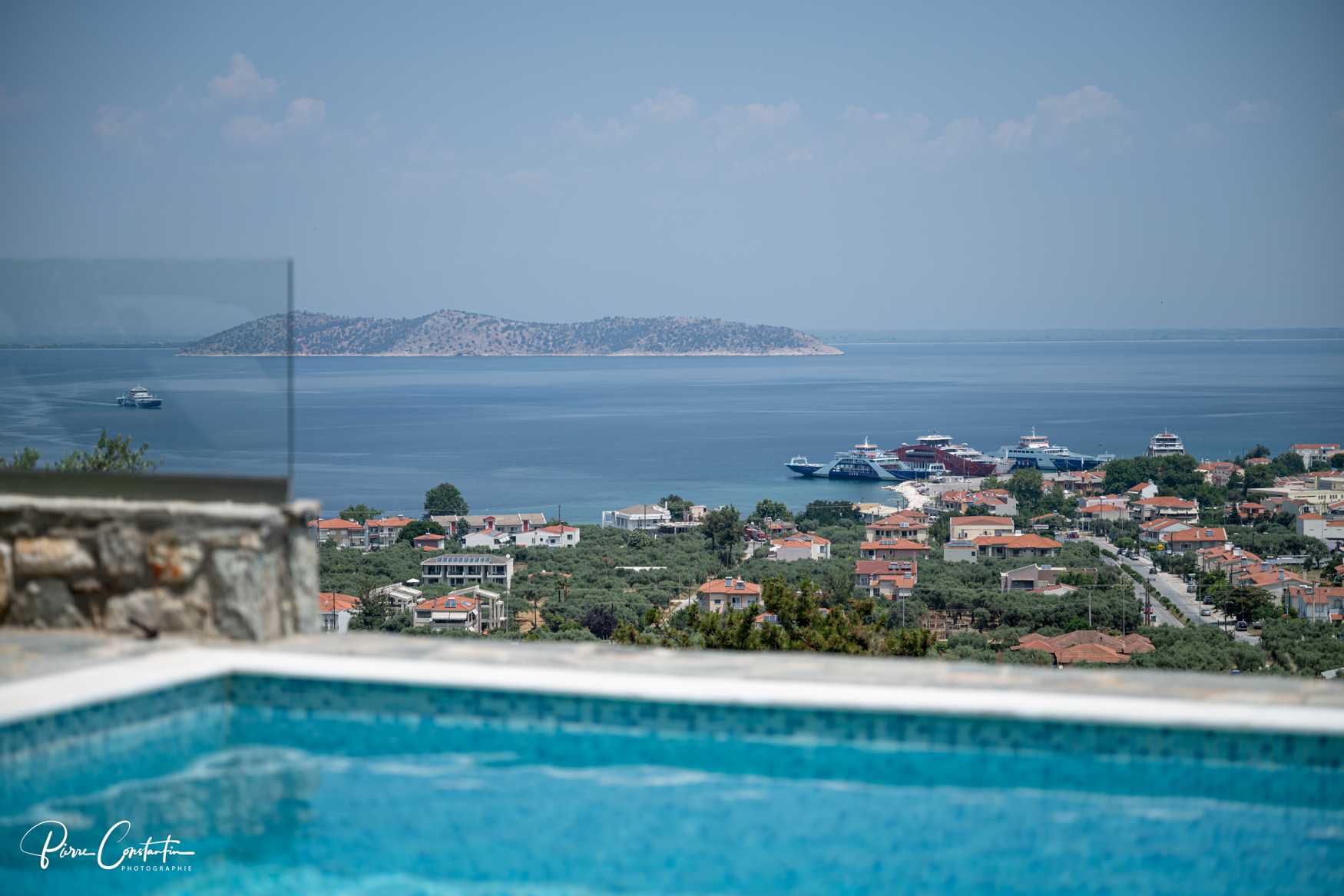 Vue sur le port de Thasos, en Grèce. La villa et sa piscine offre une vue magnifique sur la mer et le continent au loin.